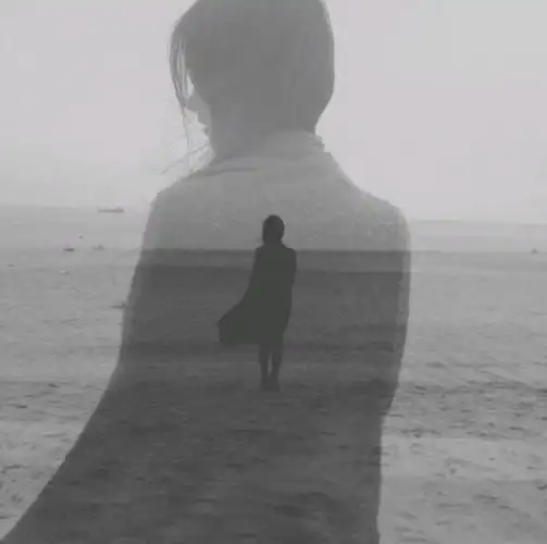 忧伤的女生背影图片:我以为我的温柔,能给你整个宇宙