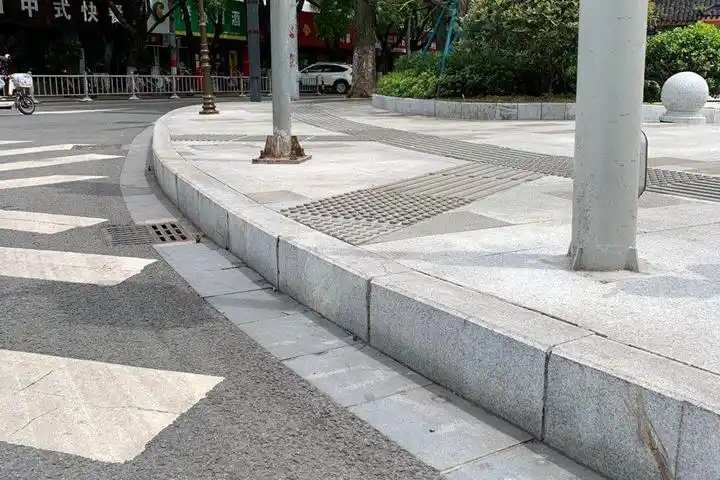 竣工又返工,整改效果依旧不如人意 这条人行道到底怎么了? - 灵通镇来
