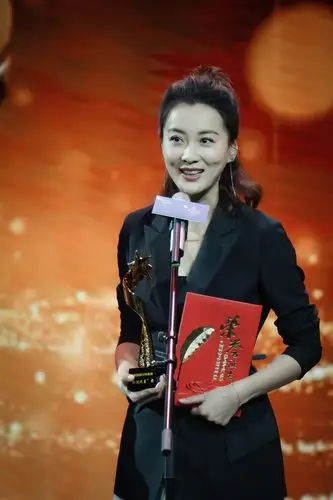 徐梵溪出席钱塘之夜影视盛典斩获实力女演员奖