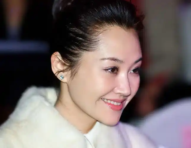 52岁许晴现身活动引惊呼这皮肤和身材说25岁都不过分