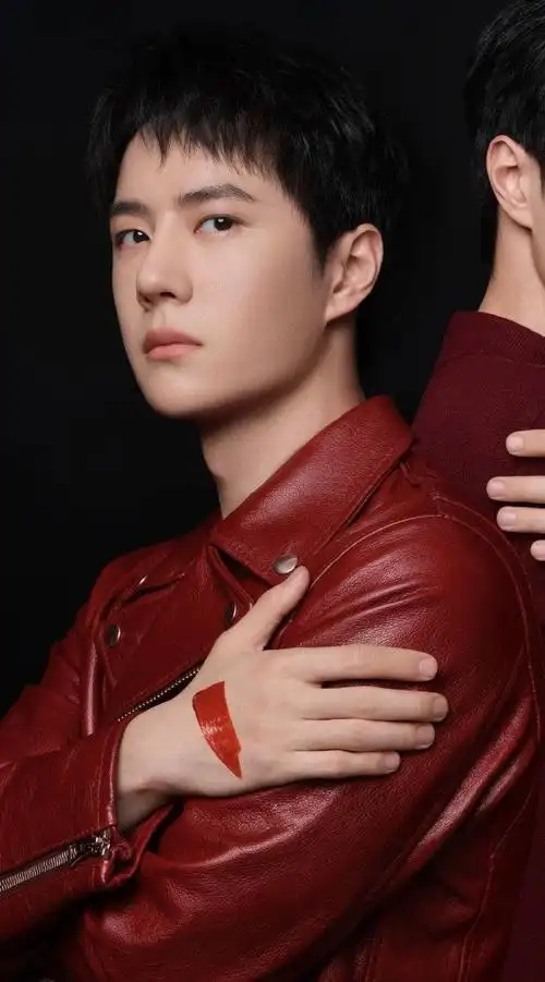 王一博红色皮衣造型