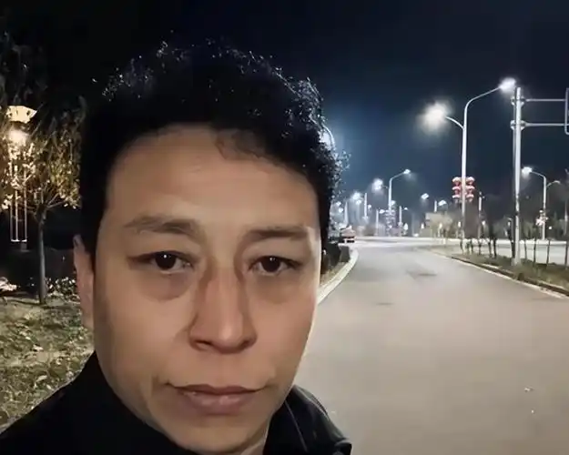 大叔一夜爆火年轻人为何集体关注揭秘朋友圈热议的闻神身份