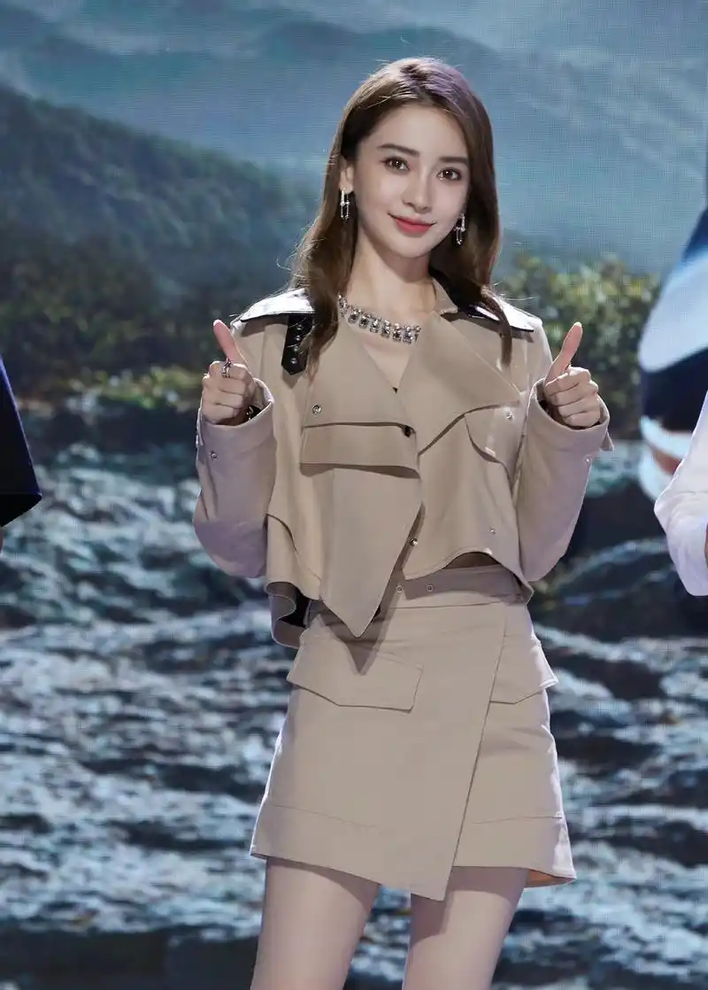 angelababy出席活动,穿一身卡其色套装裙,搭长筒靴又飒又美!