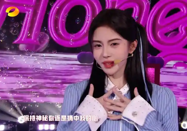 鞠婧祎悄悄变样了?在芒果晚会上表情不自然,近照也让