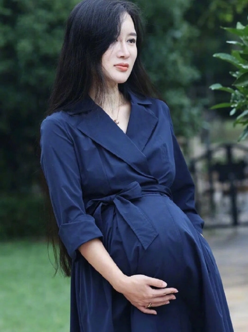 69岁张纪中承认和小31岁的杜星霖再婚大方晒出结婚照身材窈窕迷人