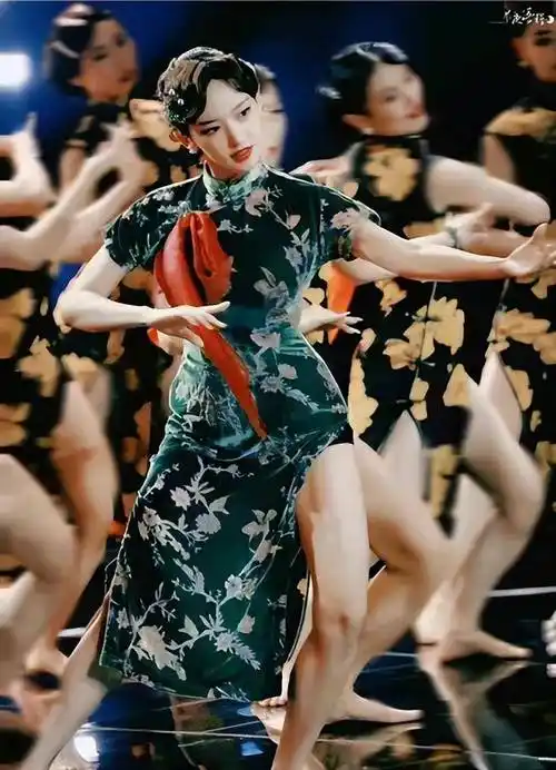 "人间芭比"程潇身材太火辣,穿旗袍叉开到腿根,前凸后翘,惊人_绿色_穿