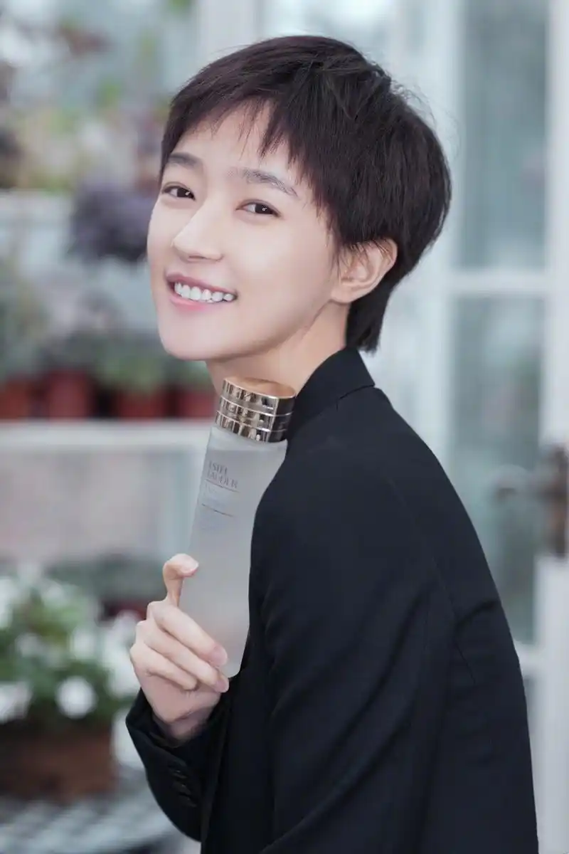 "炮哥"焦俊艳身穿一袭帅气西装,代言护肤水!