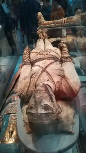 最具代表性的就是古埃及的木乃伊,据说是尸体被木条,绷带缠着,通过x光