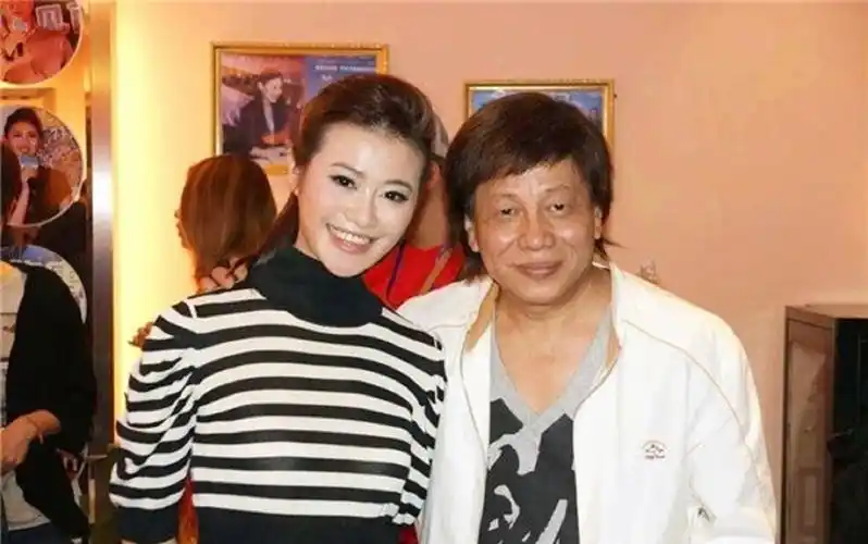 原创梁小龙被铁链栓到13岁,因爱国被封禁20年,花400万治愈毁容妻子