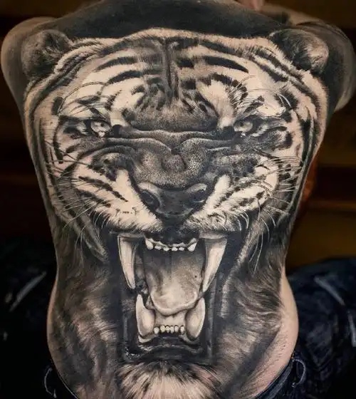 炫酷无比的满背黑灰大老虎纹身图案tag标签:满背个性十足的满背大图腾