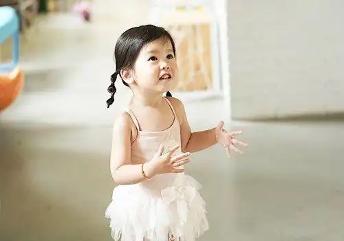 扎糖葫芦双马尾辫的小女孩真时髦20年小女孩流行双马尾辫扎法