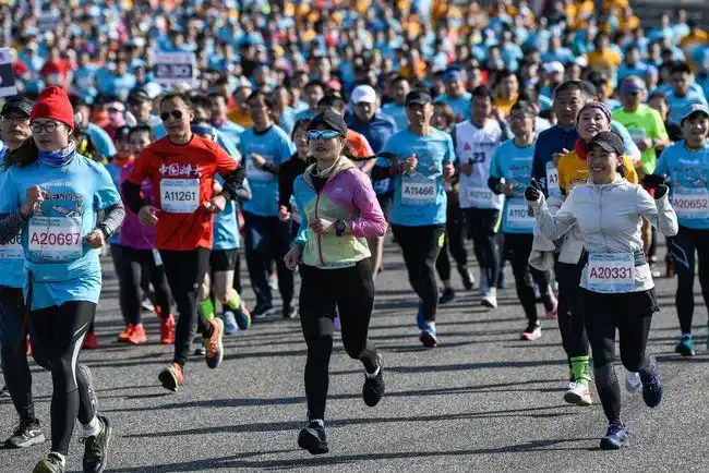 2020奋力跑出加速度上赛场万人跑出蒸蒸日上新气象