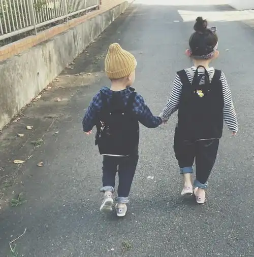 好有爱的背影,牵手去上学,穿的非常搭哦,牛仔裤搭格纹元素.