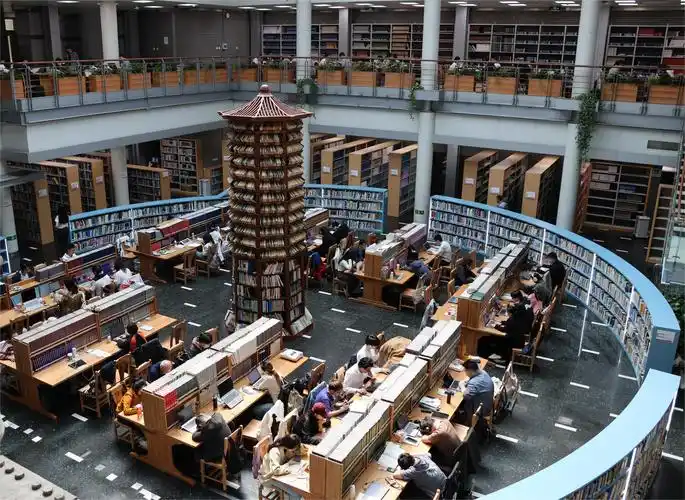 2024年4月8日,学生在北京大学图书馆学习.