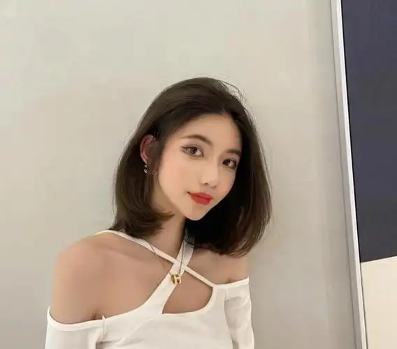 40岁左右的女人,发型尽量别留羊毛卷和黑长直,这些时髦显年轻