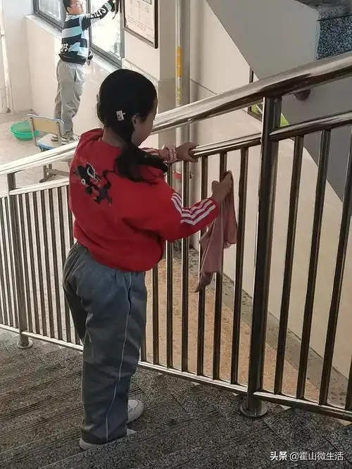 同学们在老师的带领下,全面打扫教室及卫生区各个角落,清理地面垃圾