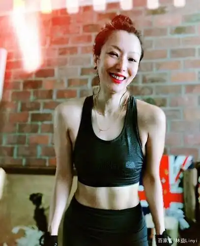 52岁周慧敏常年健身,穿粉裙身材紧致风韵十足,网友:保养得真好