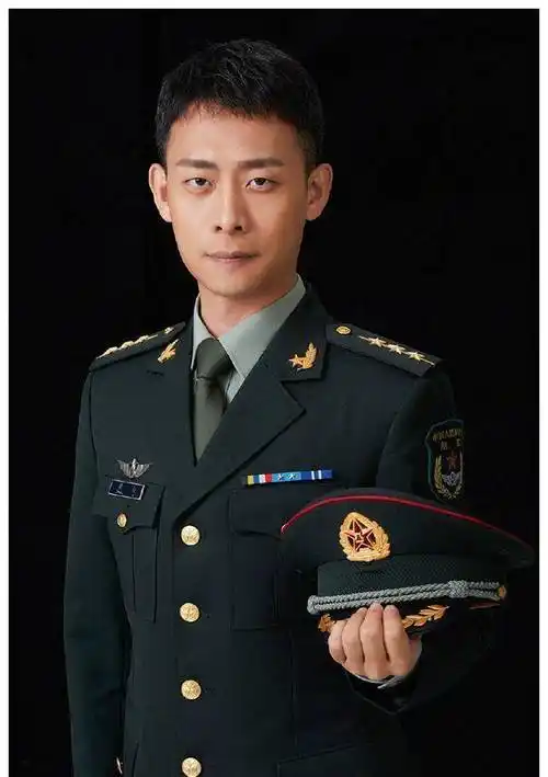 48位男明星军装照:肖战王一博龚俊帅气,鹿晗千玺陈晓沙溢意外_热巴