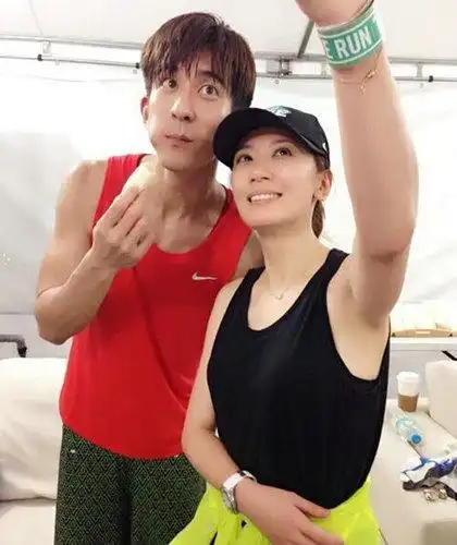 贾静雯素颜跑步10公里 与老公依偎大秀恩爱