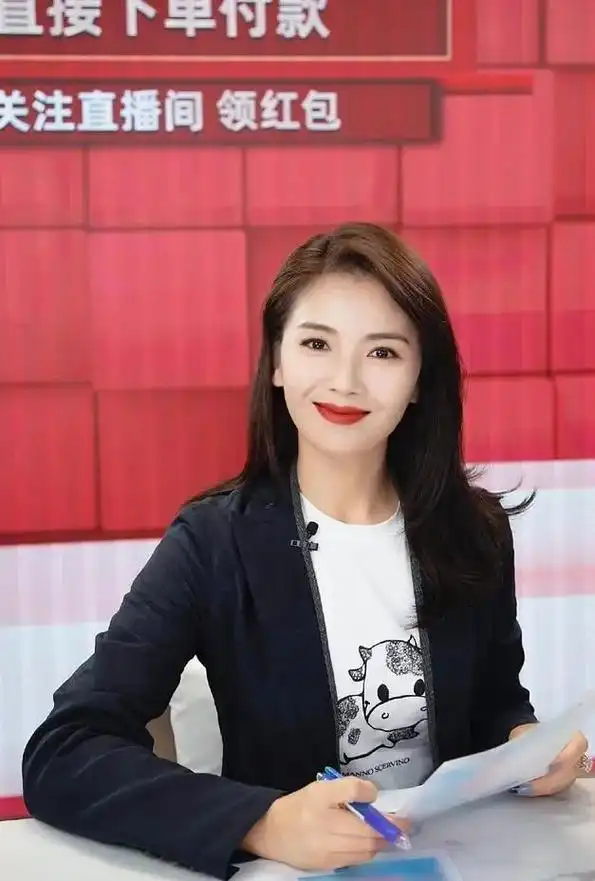 简约而不简单,经典黑白配下的独特魅力 刘涛,这位实力派女演员,不仅在