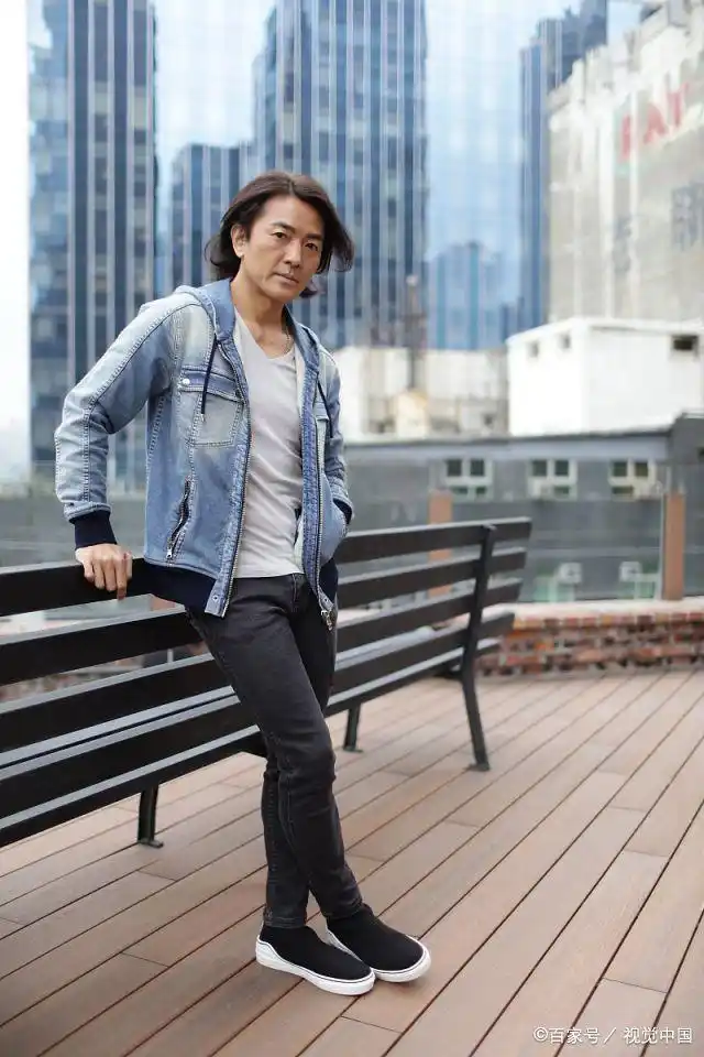 郑伊健为演唱会造势 穿牛仔衫插兜仰望天空变"忧郁男孩"