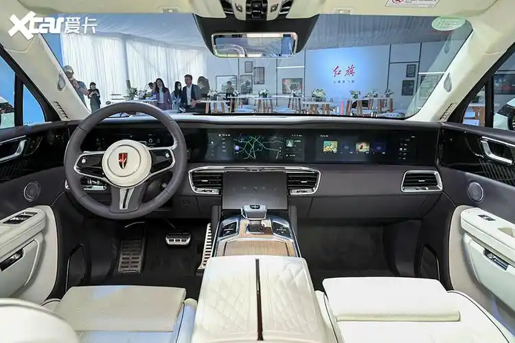 红旗e-hs9的内饰采用环抱式设计,仪表台与门板融为一体,带来了很强的