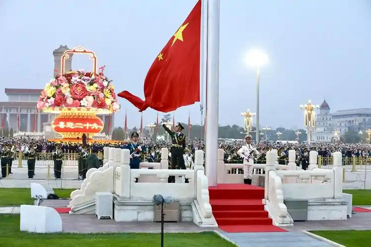 北京天安门广场举行2022年国庆升旗仪式 - 中国日报网