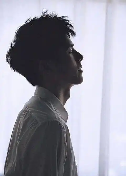 男明星的喉结穿搭