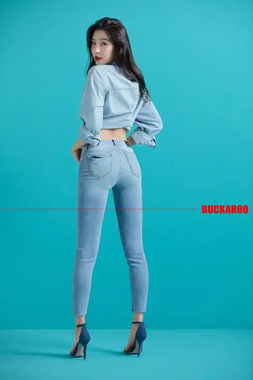 宣美郑嘉蓝最新画报公开 完美时尚尽显夏日清凉_牛仔裤