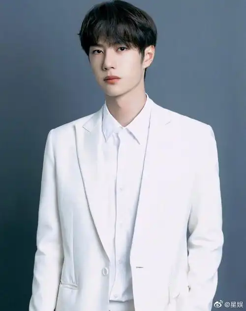 穿白色西装有多绝#王一博白色西装好绝一身白色西装干净帅气,恍心