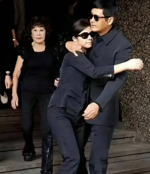 63岁钟楚红现身台湾,和王菲经纪人喝下午茶,本人真是美了一辈子