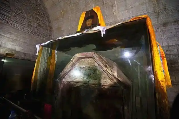 乾隆皇帝的尸骨被发现时,头骨已经粉碎,两位妃子的尸骨也已经散乱!