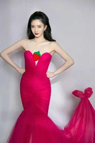 星光大赏江疏影真忙走完红毯还要主持连换两条深v裙惊艳全场