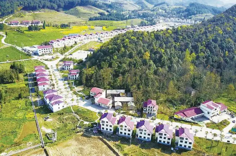 村强民富的大坝村黄果树瀑布近年来,我市认真学习贯彻中央和省委全面