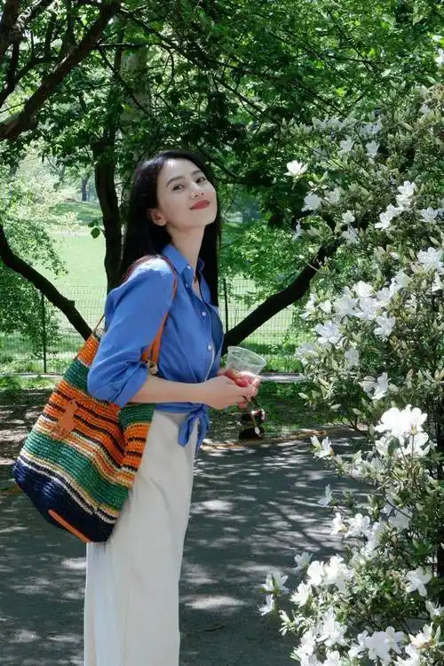 高圆圆日常随拍曝光 穿白色丝绸长裙垂眸甜笑好美