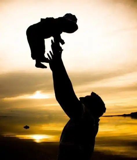 6张"父爱图"火了,每个细节都催人泪下:永远不要怀疑爸爸的爱