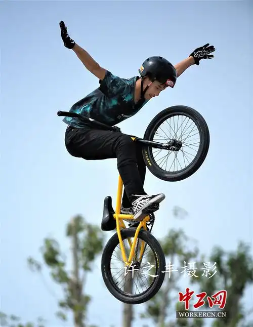 小轮车的特技表演需要一定的难度,要有较