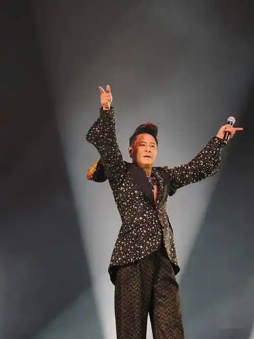 草蜢澳门演唱会丨蔡一杰惊遇舞台意外,脚部伤势曝光!_观众_高雄_礼物