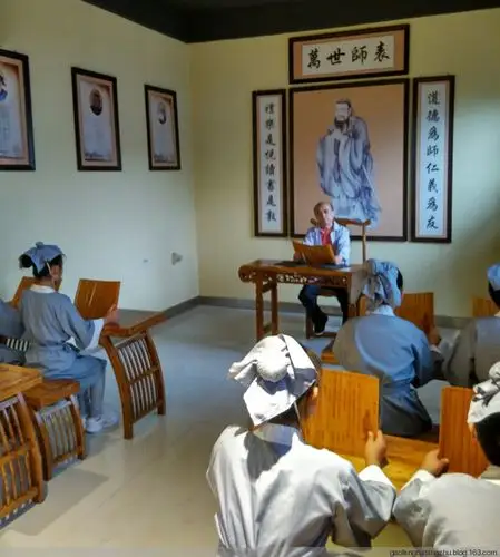 高凤瑞在鹿泉区东坡山文化园古学堂讲授诗联.