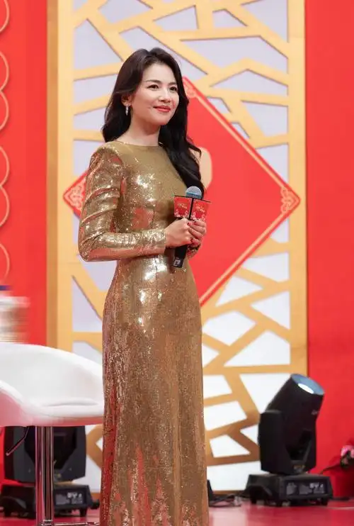 春晚#热烈中见俏丽红颜,欢喜里流连笑眼明眸,今晚是好久不见的主持"桃