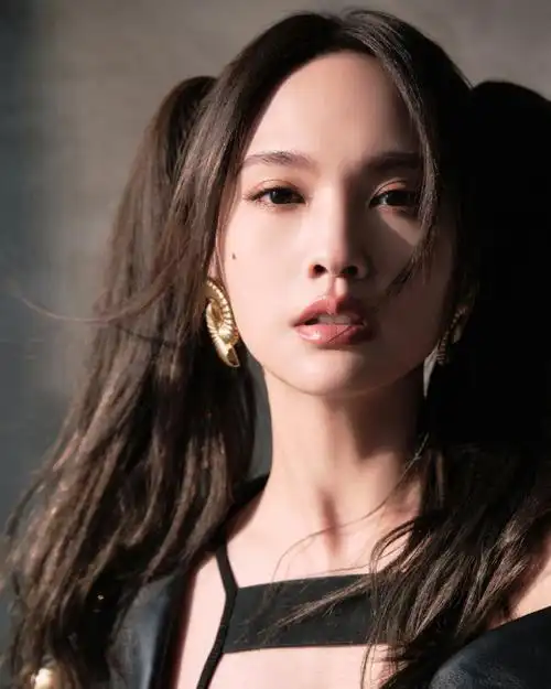 杨丞琳扎双马尾穿皮衣 造型又甜又酷