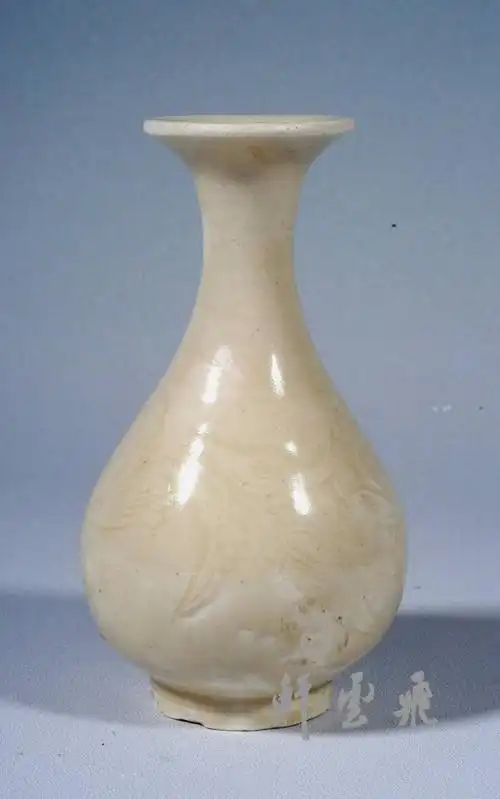 北宋定窑刻缠枝莲花纹小玉壶春瓶