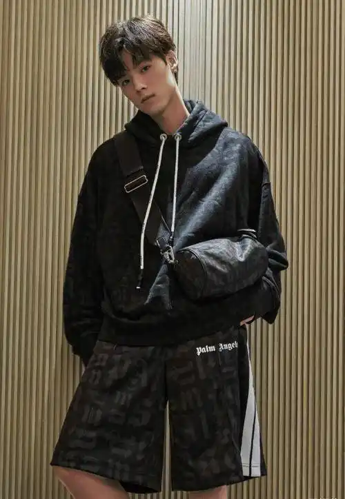 董又霖拍摄时尚大片,穿黑西服套装简洁利落,这身材比例太绝了_黑色