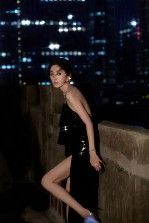 杨幂黑色亮片裙惊艳亮相盛典 成红毯"亮"点