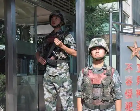 中国士兵站岗时,为何两人只有一把枪?20多年前有血的教训
