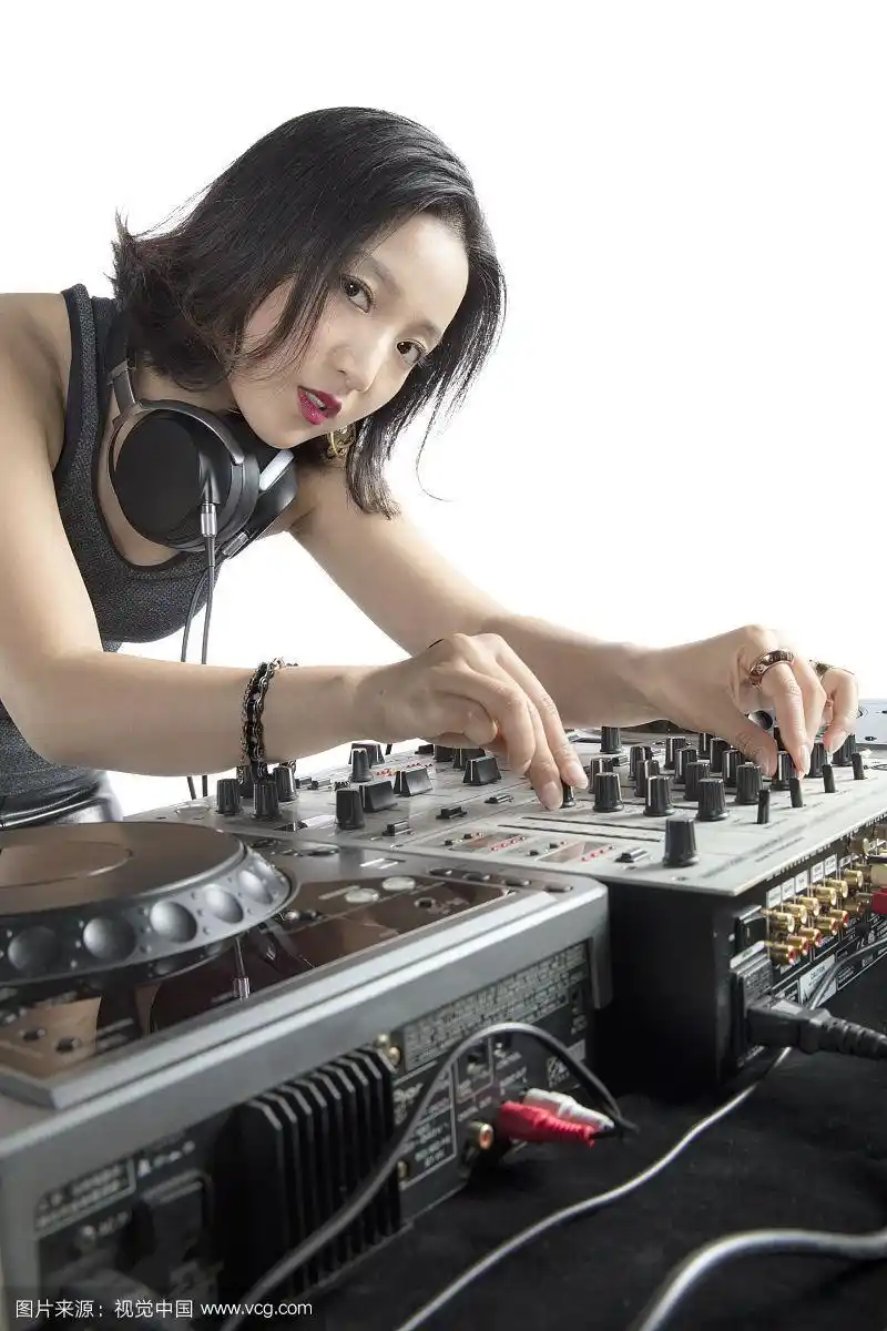 打碟的年轻女dj
