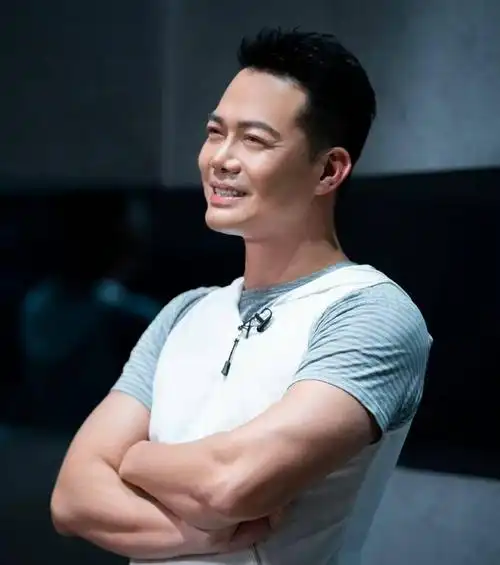 54岁香港艺人谢天华怀抱女儿显露炫耀脸网友陈小春好羡慕