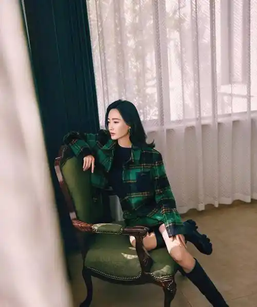 王丽坤真是又瘦又美,绿色格纹短裙套装搭配长筒靴,霸气御姐登场_颜色