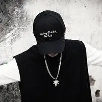 鸭舌帽帅低头男头像_微信头像图片大全