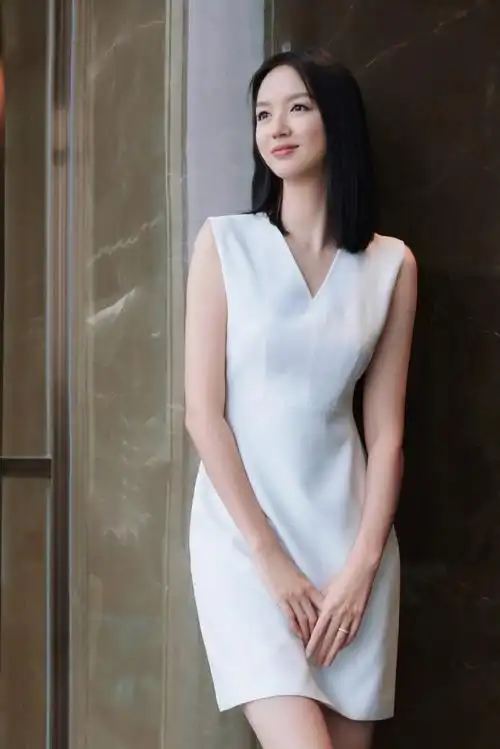 张梓琳兰州活动路透##张梓琳白裙随拍